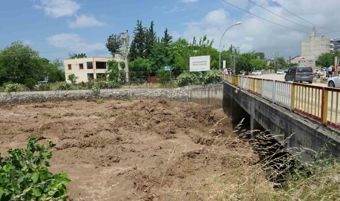 Hatay’da aşırı yağışlarla debisi artan dere üzerinde bulunan köprü ulaşıma