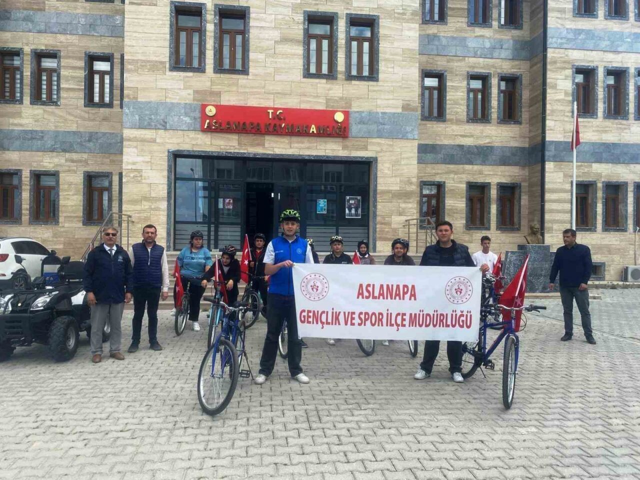 Kütahya’nın Aslanapa ilçesinde Gençlik Haftası etkinlikleri çerçevesinde düzenlenen bisiklet turunda