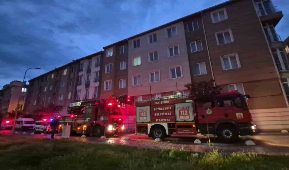 Eskişehir’de bir apartmanın 4’üncü katındaki dairesinde aspiratör kaynaklı çıkan yangın,