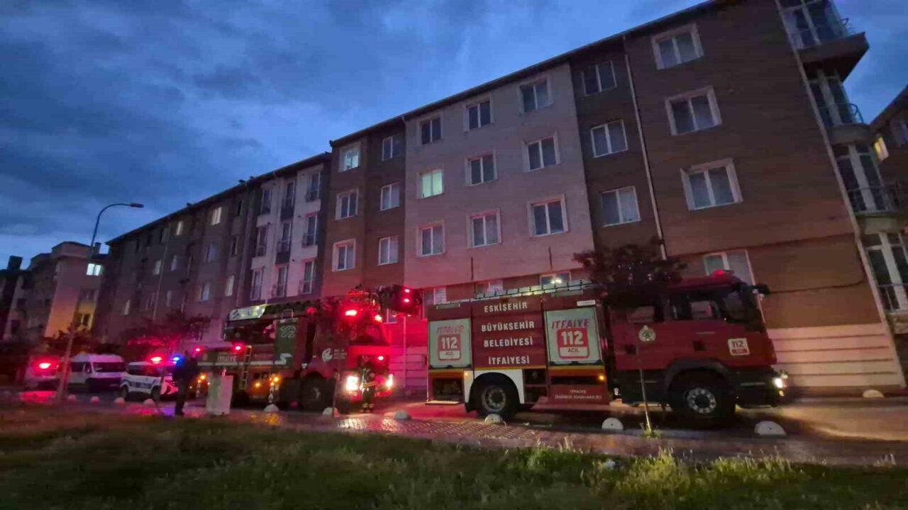 Eskişehir’de bir apartmanın 4’üncü katındaki dairesinde aspiratör kaynaklı çıkan yangın,