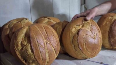 Erzurum’un Uzundere ilçesinde geleneksel üretim yapan fırın işletmecisi Cihan Bağdatlı,