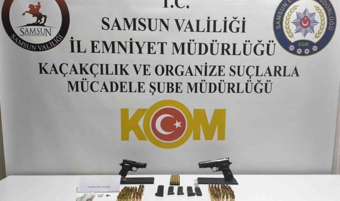 Samsun’un Atakum ilçesinde polis ekiplerince düzenlenen operasyonda ruhsatsız silahlar, fişekler
