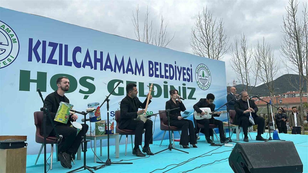 Ankara’nın Kızılcahamam ilçesinde düzenlenen “Sıfır Atık Orkestrası” konseri, atıklardan yapılan