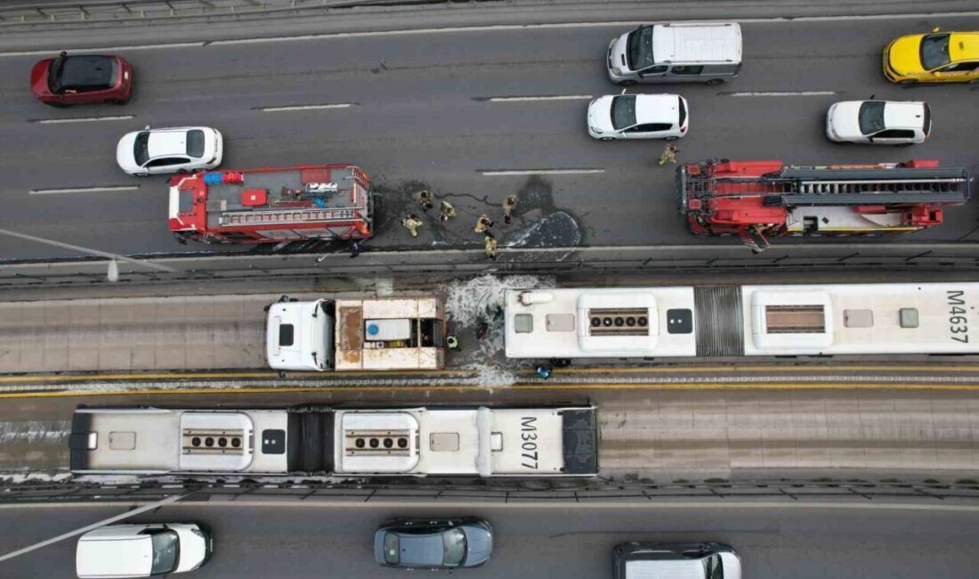 Avcılar’da metrobüsün motor kısmında yangın çıktı. Yolcular kısa sürede tahliye