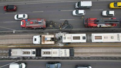 Avcılar’da metrobüsün motor kısmında yangın çıktı. Yolcular kısa sürede tahliye