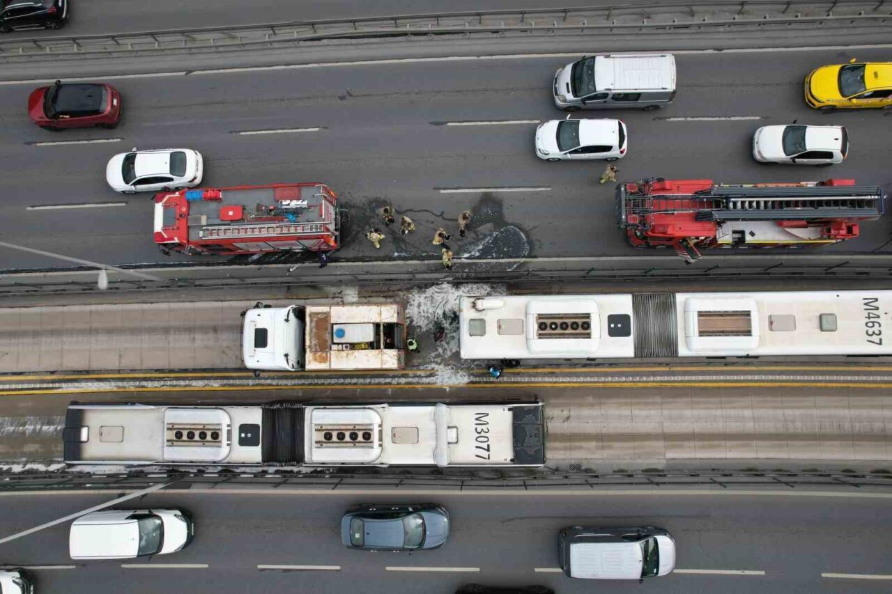 Avcılar’da metrobüsün motor kısmında yangın çıktı. Yolcular kısa sürede tahliye