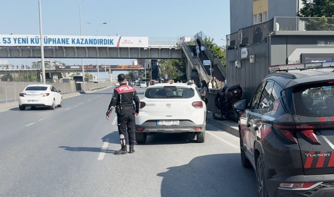Avcılar’da otomobil sürücüsü motosikletliye çarptı. Çarpmanın etkisiyle savrulan motor, bariyerlere