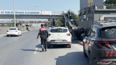Avcılar’da otomobil sürücüsü motosikletliye çarptı. Çarpmanın etkisiyle savrulan motor, bariyerlere