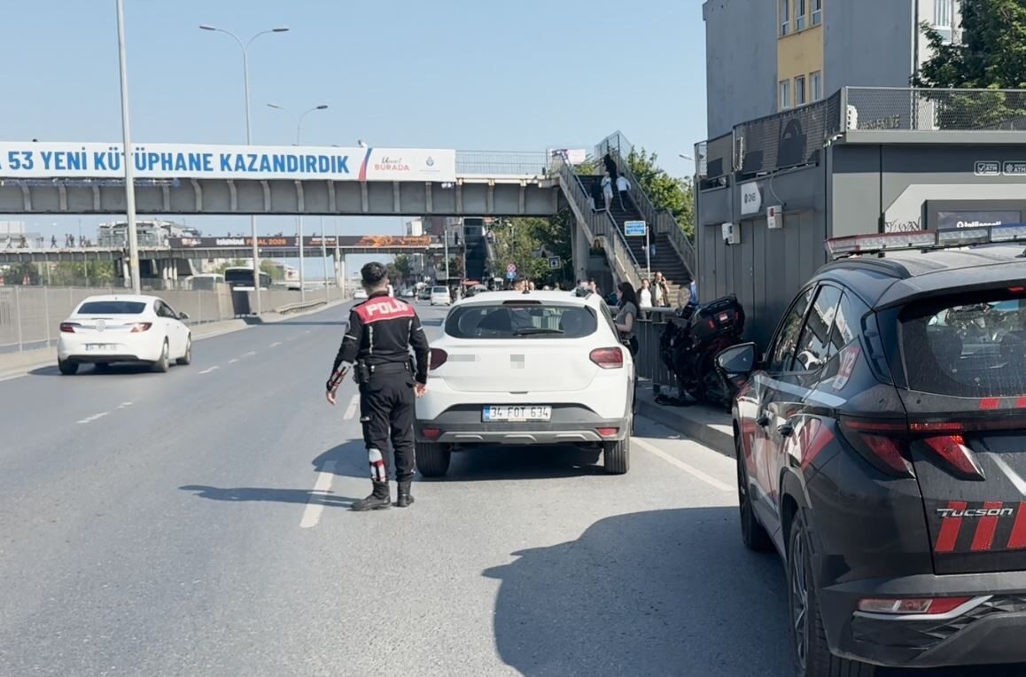 Avcılar’da otomobil sürücüsü motosikletliye çarptı. Çarpmanın etkisiyle savrulan motor, bariyerlere