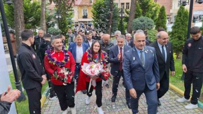 Bulgaristan’da düzenlenen U17 Avrupa Güreş Şampiyonası’nda kadınlar 61 kiloda altın