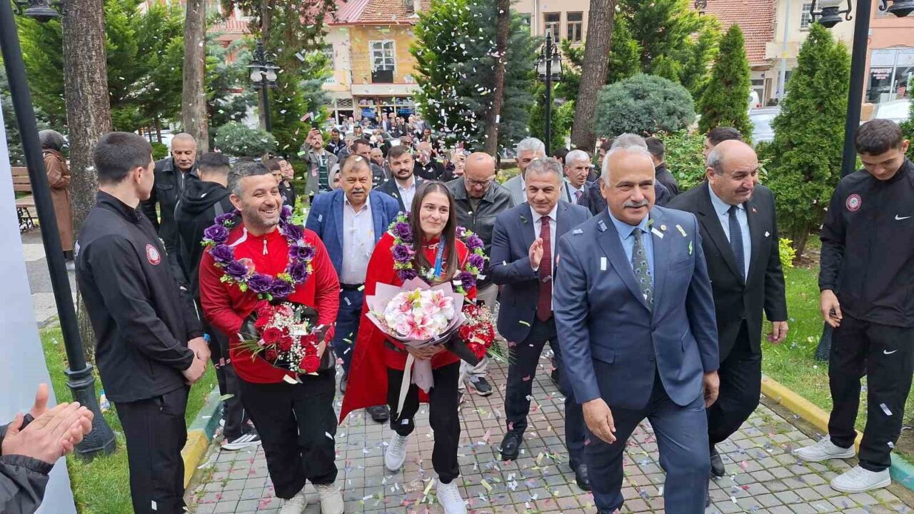 Bulgaristan’da düzenlenen U17 Avrupa Güreş Şampiyonası’nda kadınlar 61 kiloda altın