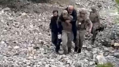 Tunceli’de ayağını burktuğu için mahsur kalan vatandaşı jandarma personeli sırtında