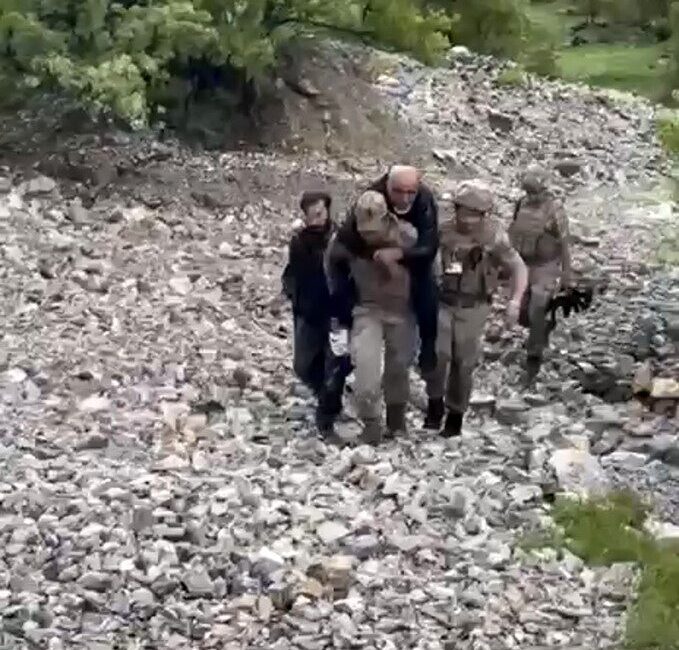 Tunceli’de ayağını burktuğu için mahsur kalan vatandaşı jandarma personeli sırtında