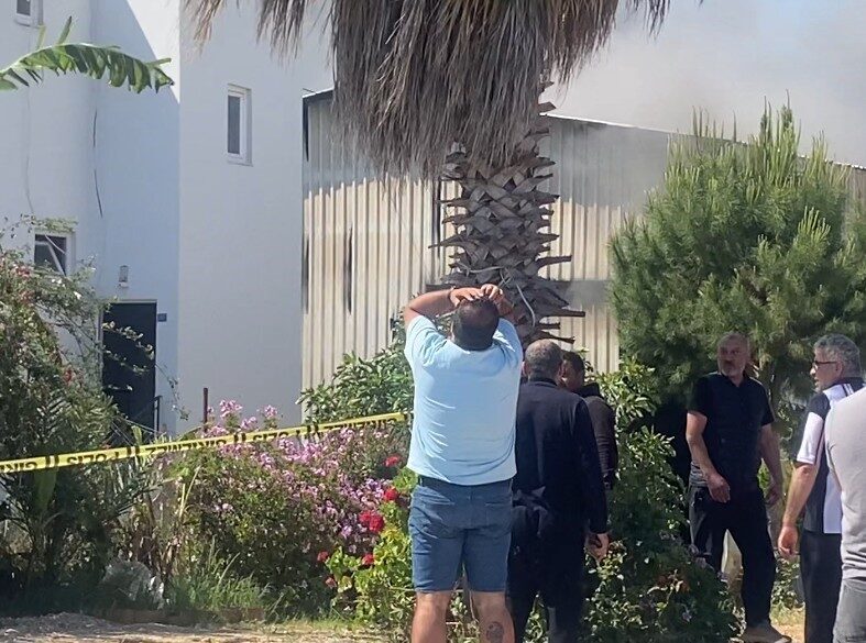 Antalya’nın Aksu ilçesinde gökyüzünü dumana boğan depo yangını kontrol altına