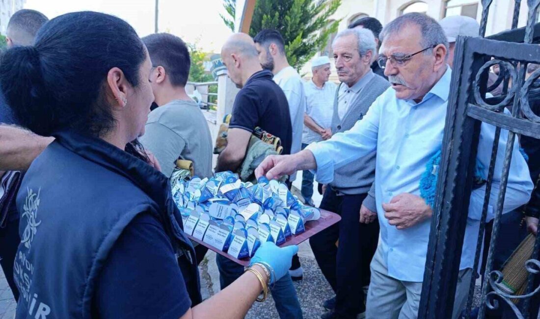 Aydın Büyükşehir Belediyesi, Kurban Bayramı dolayısıyla bayram namazı sonrası vatandaşlara