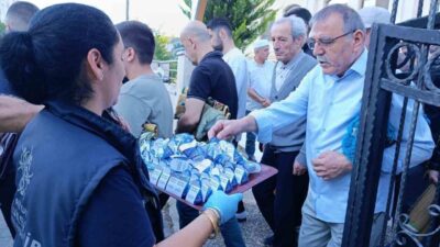 Aydın Büyükşehir Belediyesi, Kurban Bayramı dolayısıyla bayram namazı sonrası vatandaşlara