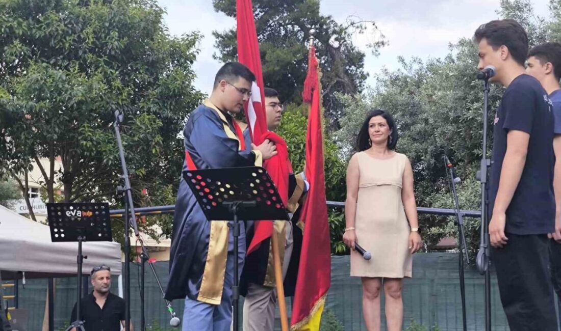 Aydın Lisesi 12. sınıf öğrencileri için düzenlenen mezuniyet töreniyle geleceğe