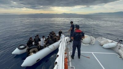 Aydın’ın Kuşadası ilçesinde sürüklenen lastik bot içerisindeki 19 düzensiz göçmen