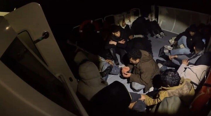 Aydın’ın Kuşadası açıklarında motor arızası sebebiyle sürüklenen lastik bottaki 20