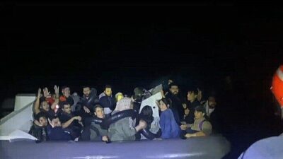 Aydın’ın Didim ilçesinde lastik bot içerisinde 30 düzensiz göçmen kurtarılırken,