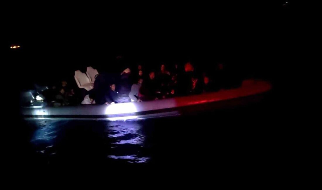 Aydın’ın Kuşadası ilçesinde 35 düzensiz göçmen kurtarılırken, 1 göçmen kaçakçısı