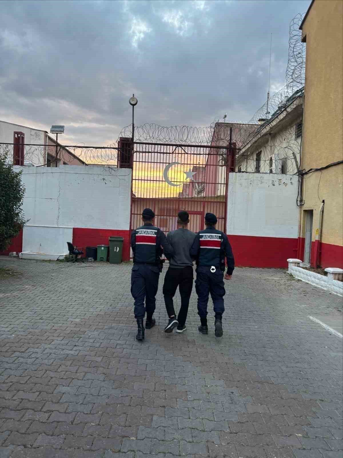 Aydın’da haklarında kesinleşmiş hapis cezası bulunan 2 hükümlü, jandarma ekiplerinin
