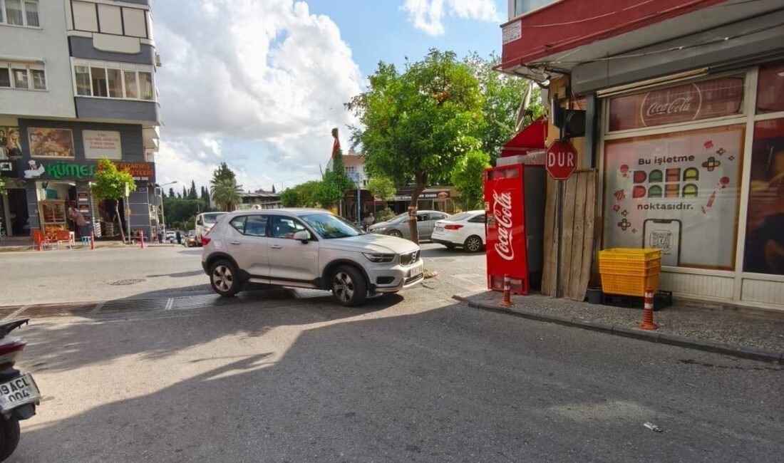 Aydın’ın Efeler ilçesinde bir sürücünün aracını yol ortasında çapraz şekilde