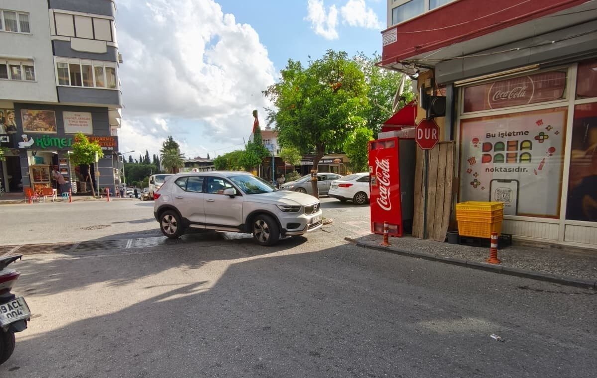 Aydın’ın Efeler ilçesinde bir sürücünün aracını yol ortasında çapraz şekilde