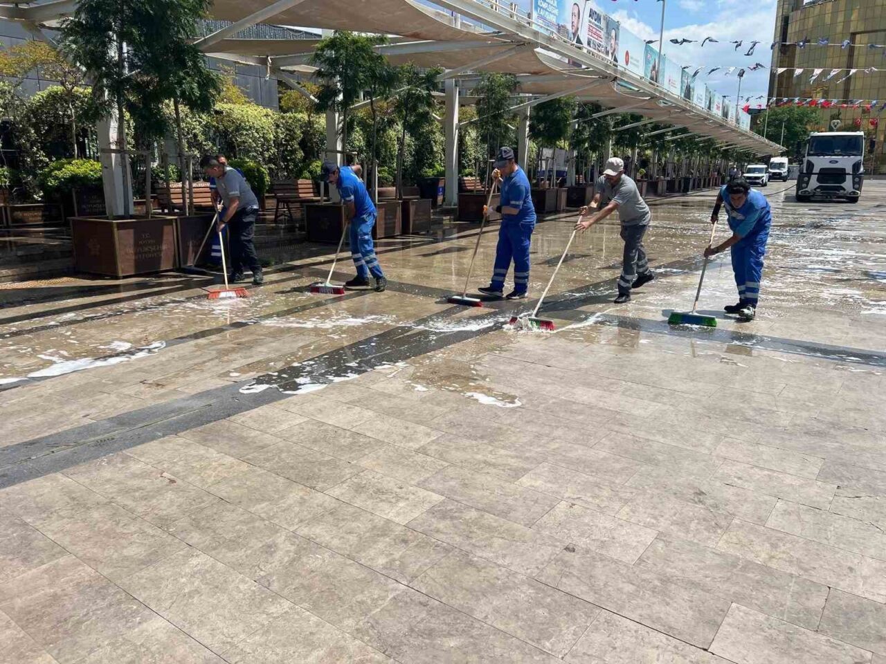 Aydın’da Kurban Bayramı öncesi kent genelinde temizlik çalışmalarını hızlandıran Aydın