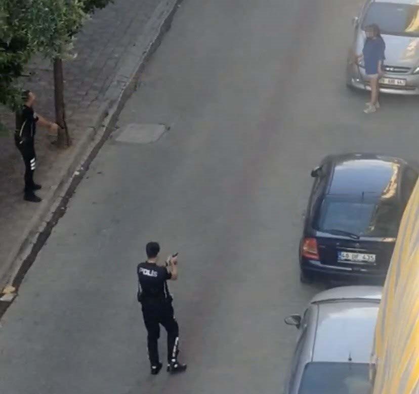 Aydın’ın Efeler ilçesinde elindeki samuray kılıcı ile sokak ortasında gezerek