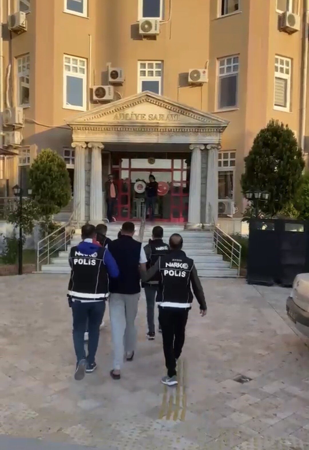 Aydın’ın Didim ilçesi açıklarında Sahil Güvenlik ekiplerince durdurulan bir teknede
