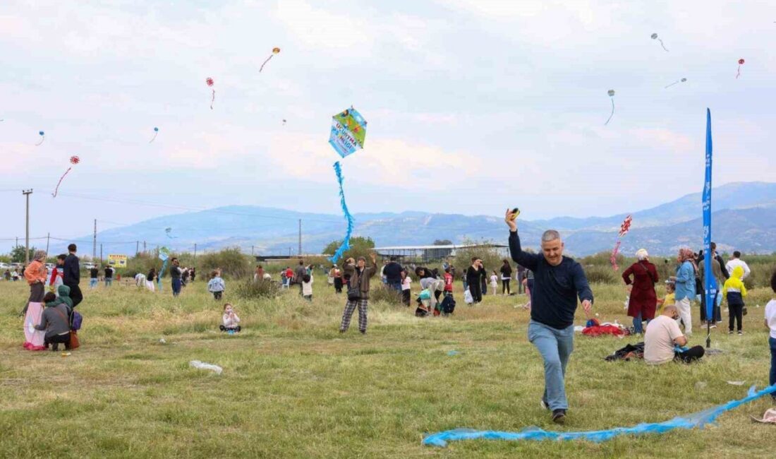 Aydın Büyükşehir Belediyesi tarafından düzenlenen uçurtma şenliğinde çocuklar ve aileler