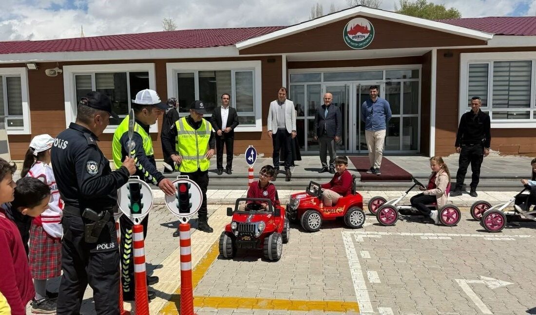 Trafik Haftası etkinlikleri kapsamında Aydıntepe’de öğrencilere uygulamalı trafik eğitimi verildi.