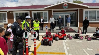 Trafik Haftası etkinlikleri kapsamında Aydıntepe’de öğrencilere uygulamalı trafik eğitimi verildi.