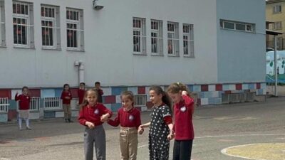 Aydıntepe Şehit Oktay Altuntaş İlkokulunda düzenlenen ’Yardımseverlik İstasyonları Koşu Oyunları’