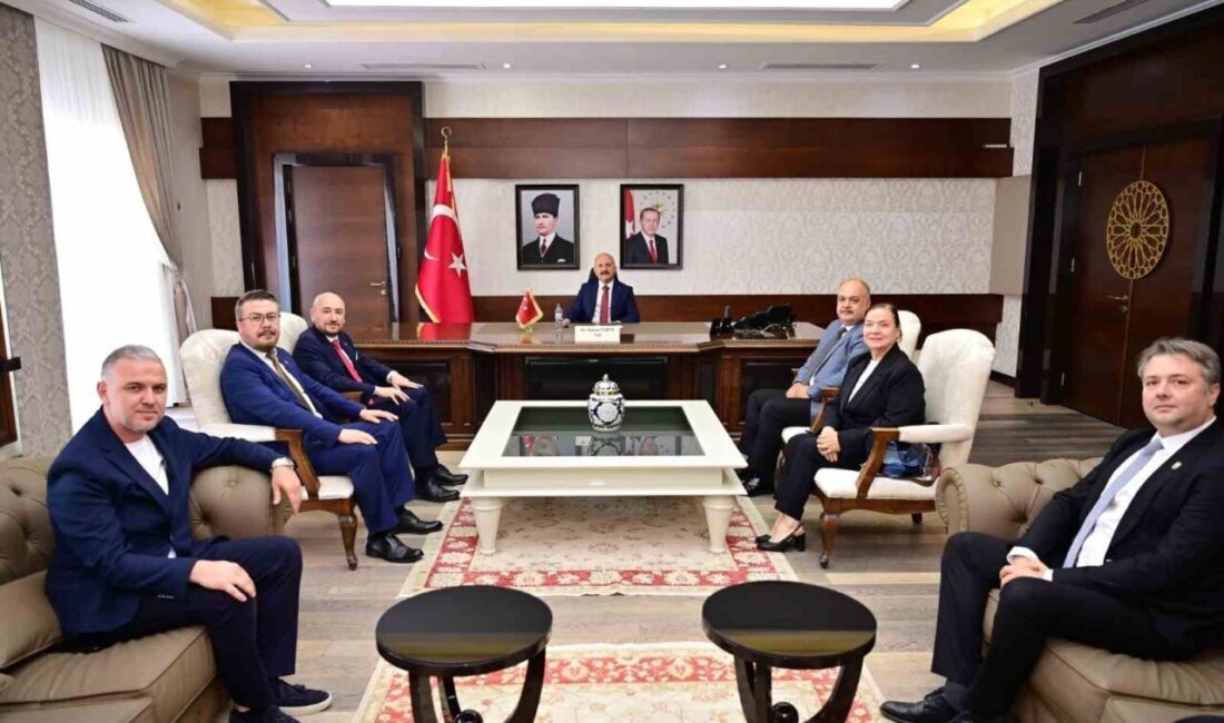 Aydın Ticaret Odası Başkanı Hakan Ülken ve yönetim kurulu üyeleri,