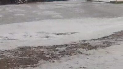 Çanakkale’nin Ayvacık ilçesinde etkili olan dolu yağışı yolları beyaza bürüdü.