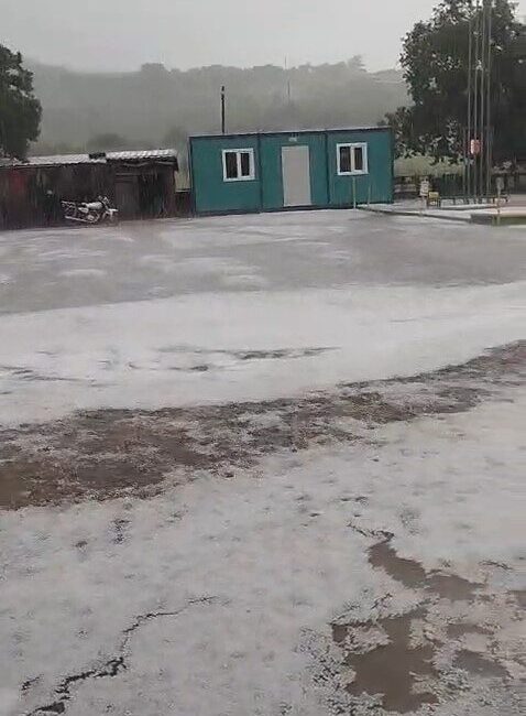 Çanakkale’nin Ayvacık ilçesinde etkili olan dolu yağışı yolları beyaza bürüdü.