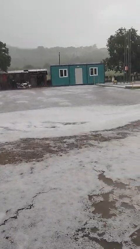 Çanakkale’nin Ayvacık ilçesinde etkili olan dolu yağışı yolları beyaza bürüdü.