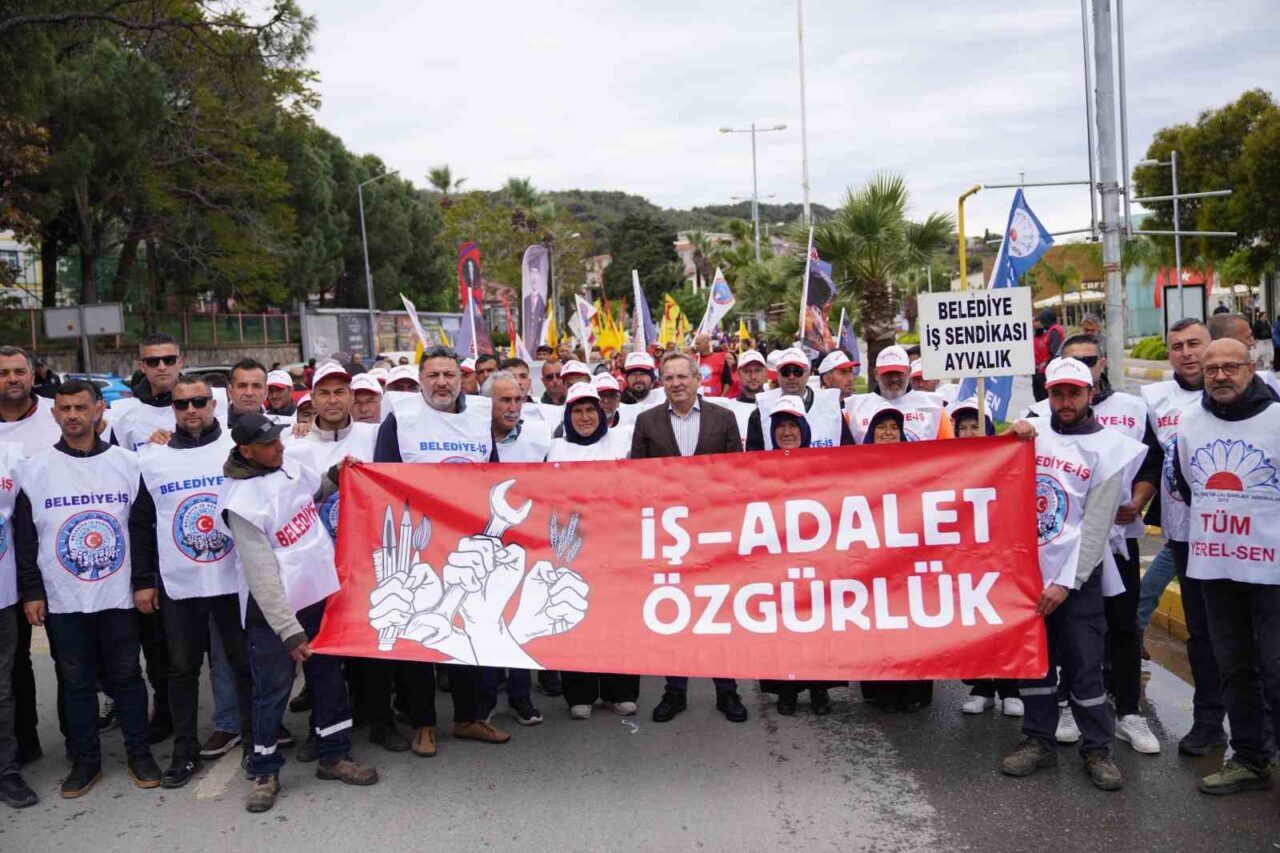 Balıkesir’in Ayvalık ilçesinde; 1 Mayıs Emek ve Dayanıma Günü, kortej