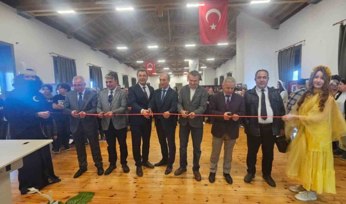 Balıkesir’in Ayvalık ilçesinde bulunan Ayvalık Anadolu Lisesi’nde, Görsel Sanatlar Öğretmeni