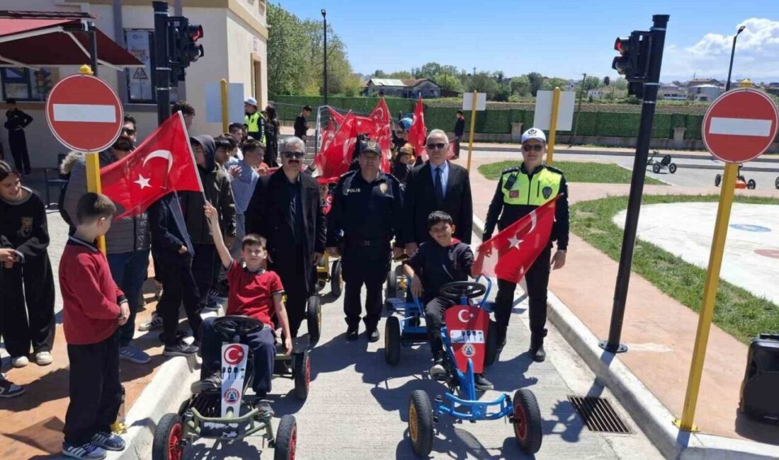 Samsun’un Bafra ilçesinde Karayolları Trafik Haftası kapsamında düzenlenen etkinliklerde öğrencilere