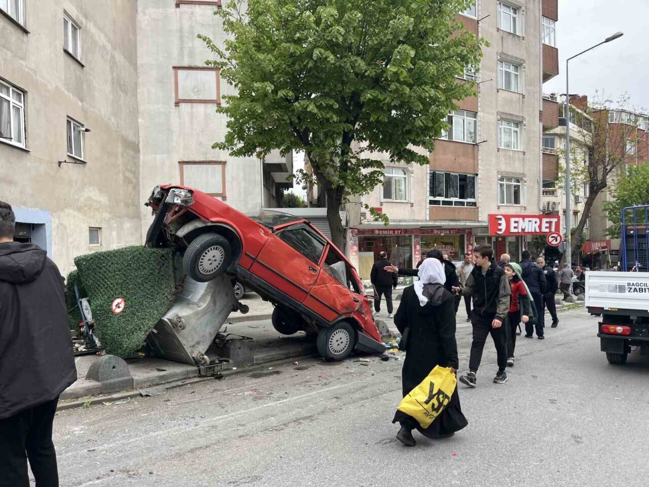İstanbul Bağcılar’da freni boşalan park halindeki kamyon, park halindeki 6