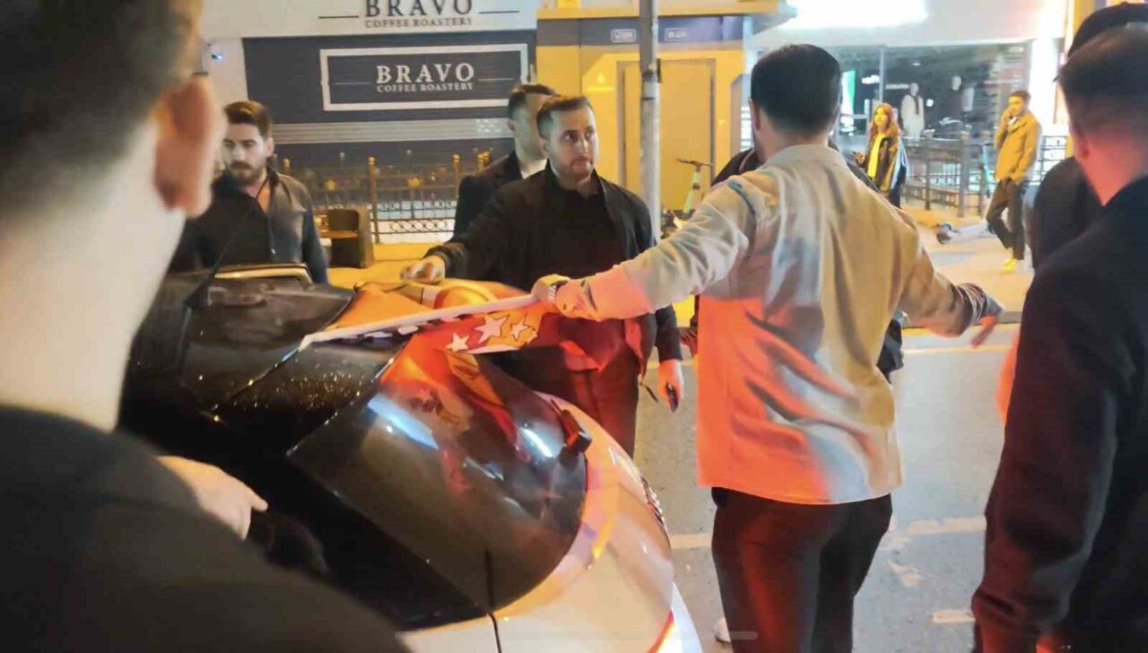 Bağdat Caddesi’nde şampiyonluk kutlaması için bayrak açan Galatasaraylı taraftarlar ile