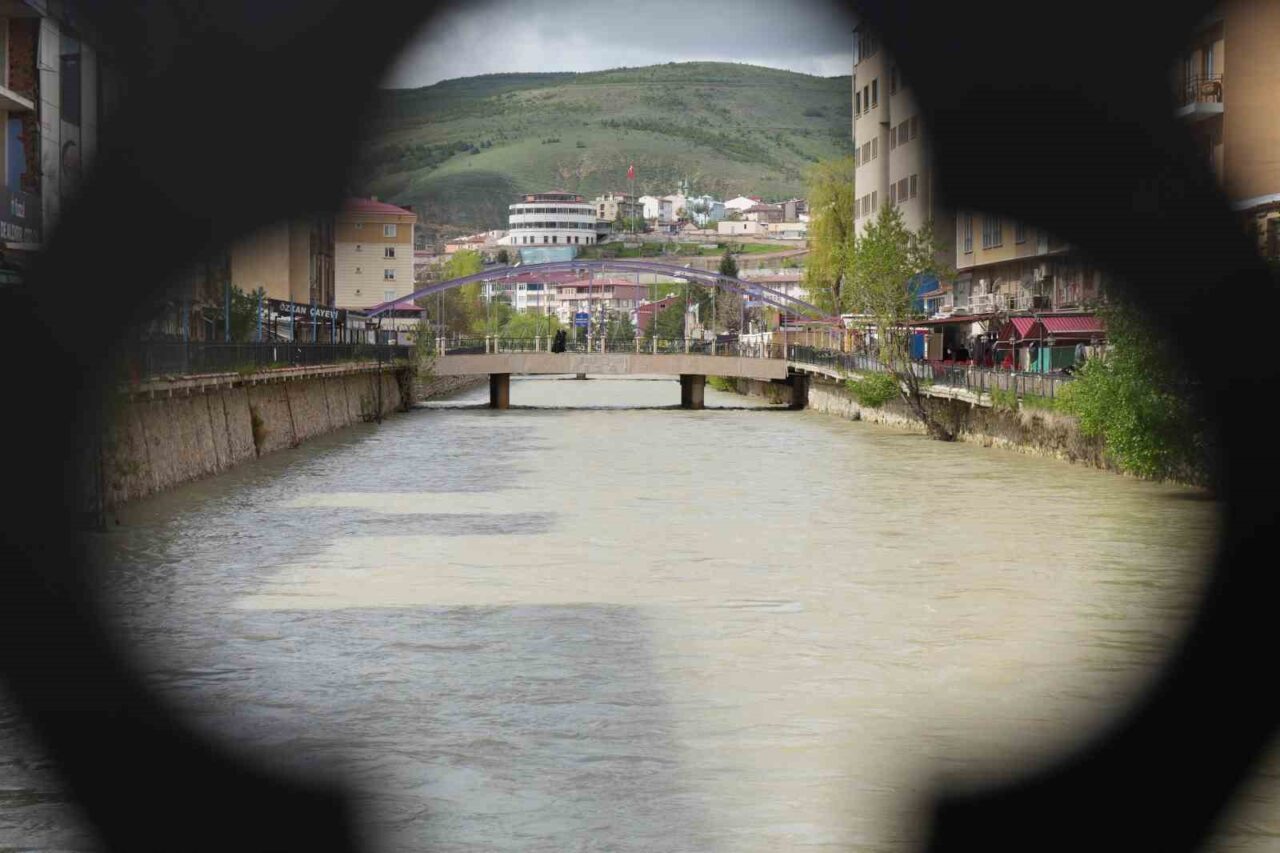 Bayburt’ta etkili olan sağanak yağışlar ve yüksek kesimlerdeki karların erimeye