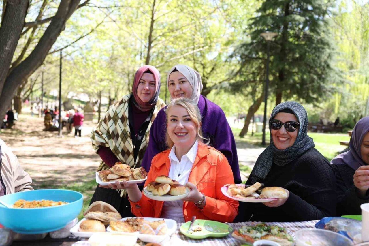 Merkezefendi Belediyesi, baharın müjdecisi Hıdrellez ile Anneler Günü’nün anlamını bir