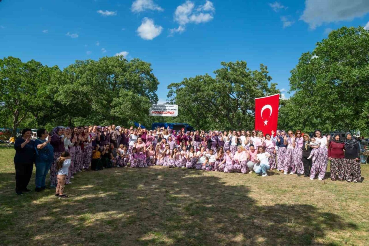 Kırklareli’nde düzenlenen şenliklerde vatandaşlar müzik eşliğinde eğlenip halay çekti. Yüzlerce