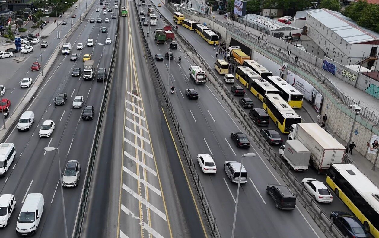 İstanbul Bahçelievler’de arızalanan İETT Özel Halk Otobüsü nedeniyle trafikte uzun