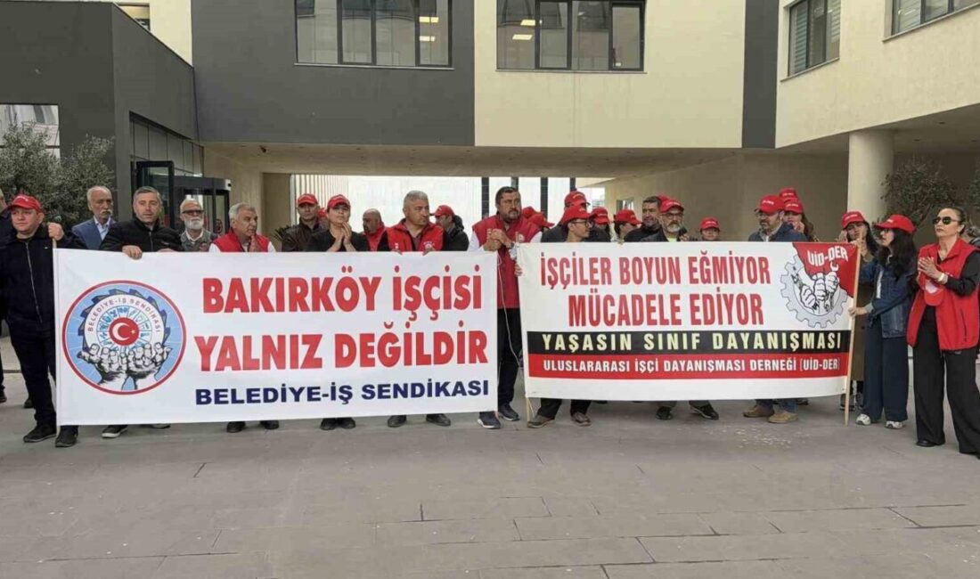 Bakırköy Belediyesi önünde toplanan sendika üyeleri, 38 çalışanın işine son