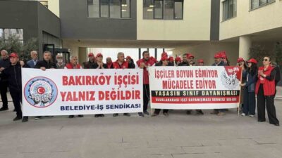 Bakırköy Belediyesi önünde toplanan sendika üyeleri, 38 çalışanın işine son